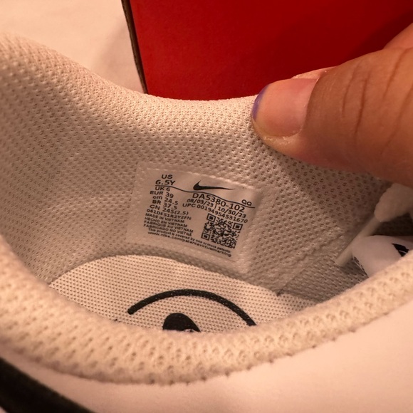 NWT Nike Kids White and Gold Sneakers - Picture 4 of 4